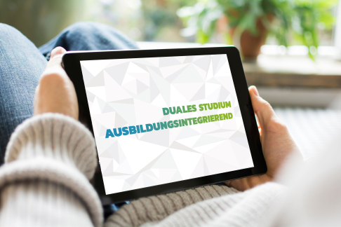 Ausbildungsintegrierendes duales Studium - Adobe Stock