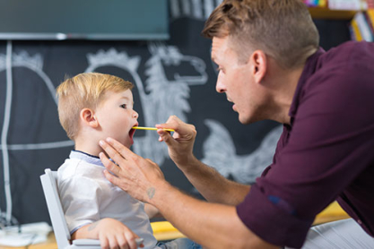 Logopäde/Logopädin